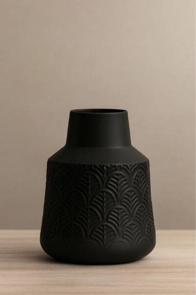 Oss elhetraf Black ceramic vase with elegant patterns