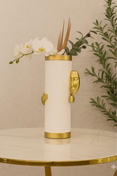 Oss elhetraf A luxurious decorative vase with a modern artistic design in white and gold.