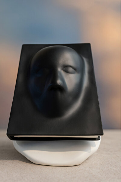 Oss elhetraf A modern decorative masterpiece in the form of a sculpted face i...