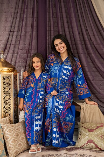 AFandina The mother and daughter's matching jalabiyas are eye-catching SM-48
