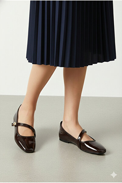 FootFrenzy حذاء باليرينا نسائي مريح للاستخدام اليومي بحزام متقاطع وتفاصيل مار...