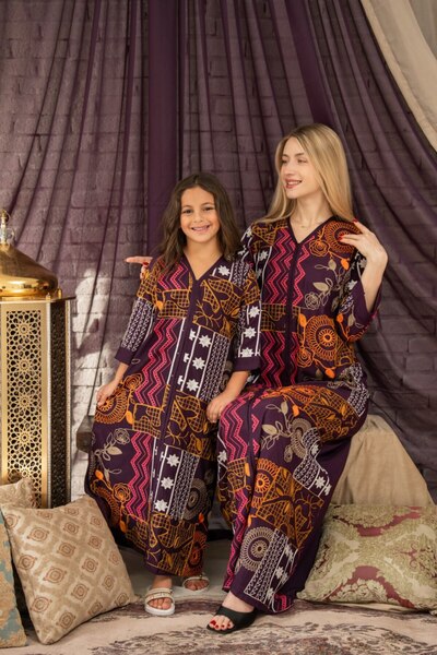 AFandina The mother and daughter's matching jalabiyas are eye-catching SM-48