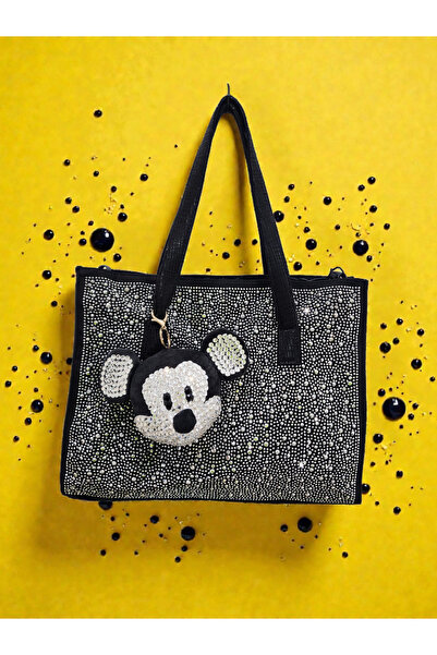 Ega ayakkabı The woman carries an imported bag on her shoulder.