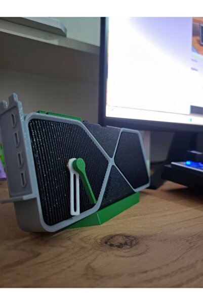 KGBASKI RTX 5090 Ekran Kartı Görünümlü Masa Saati - Gaming Dekorasyon Aksesuarı