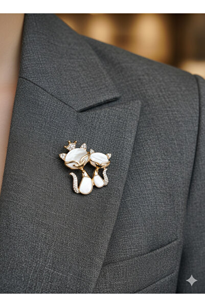 Hayalperest boncuk İki Beyaz Kedi İşlemeli Tasarım Detaylı Figürlü Kadın Broş - Yaka, Çanta ve Ceket Aksesuarı