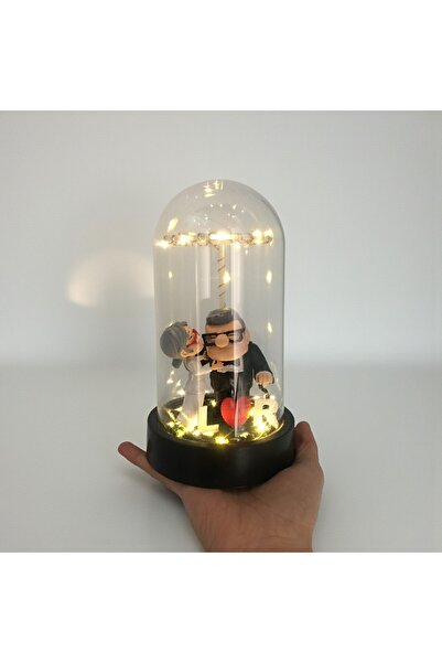 FIGURİFY Carl ve Ellie Figürü–Yukarı Bak (Up) Temalı–Işıklı Mika Fanus–Kişise...