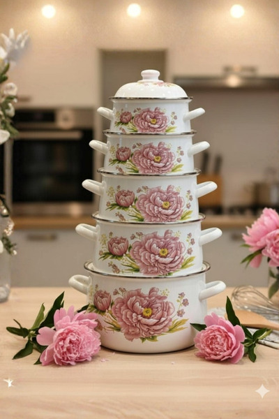 Generic A set of cookware decorated with elegant designs in several sizes