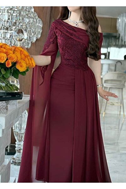 GENERINK فستان سهرة عنابي طويل بتطريز فاخر وأكمام شفافة