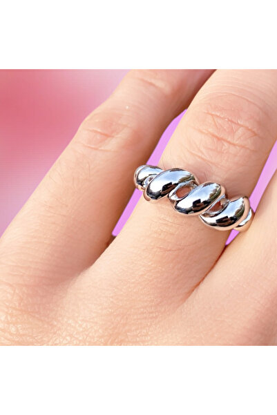 VEGALUXE خاتم فضي اللون مصنوع من الفولاذ المقاوم للصدأ لا يسود ويمكن تعديله حسب الحجم المناسب للإصبع.