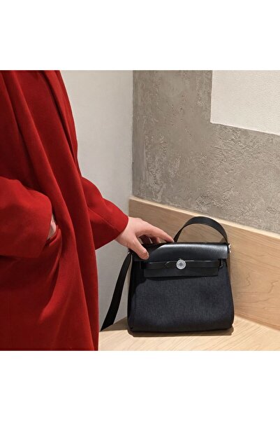 bag A small women's bag with a luxurious and elegant style.