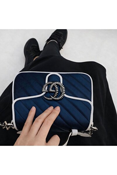 bag Elegant women's handbag with a classic design – navy blue