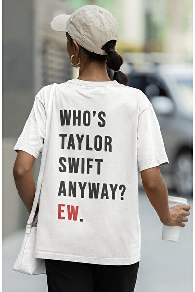 SEVBANO من هي تايلور سويفت في الواقع؟ إيو. تي شيرت مطبوع عليه نص على الظهر لل...