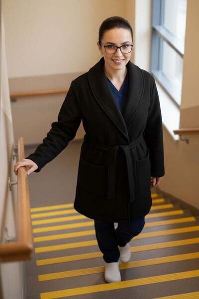 Moodamedikal Short medical fleece robe, unisex, with pockets and drawstring at the waist, black