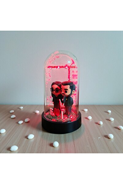 FIGURİFY Kişiye Özel Funko Tarzı Figür – Fotoğraftan Yapılan Reçine Figür – Işıklı Fanuslu (21×11 Cm)