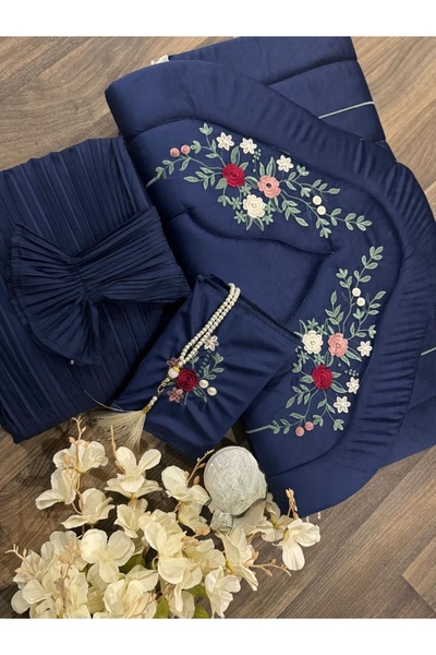 Un Luxury embroidered prayer rug and sheet