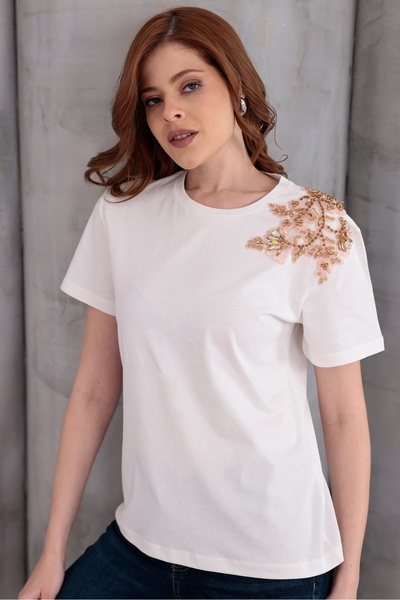 KADIN BEYAZ T-SHIRT BONCUK DETAYLI
