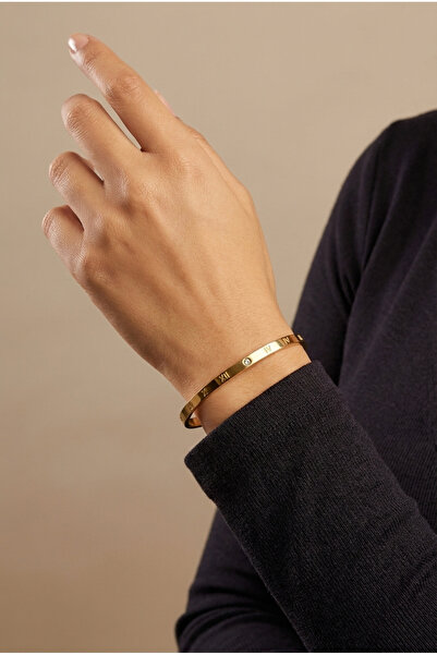 Stelo Forte ROMEN HARFLERİYLE İŞLENMİŞ ALTIN RENGİNDE PASLANMAZ ÇELİK KELEPÇE