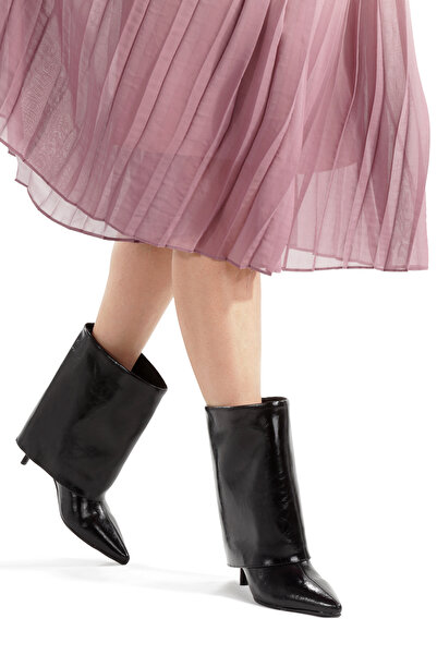 PİMORA حذاء طويل أسود من الجلد اللامع ذو مقدمة مدببة وكعب رفيع 5 سم للموسم ال...