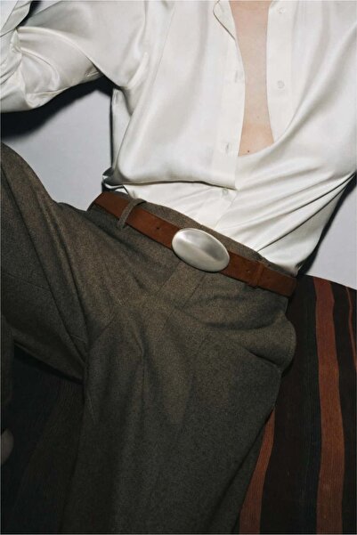 Yuka Atelier Soft Curve – Vintage Textured, Oval Buckle Suede Belt