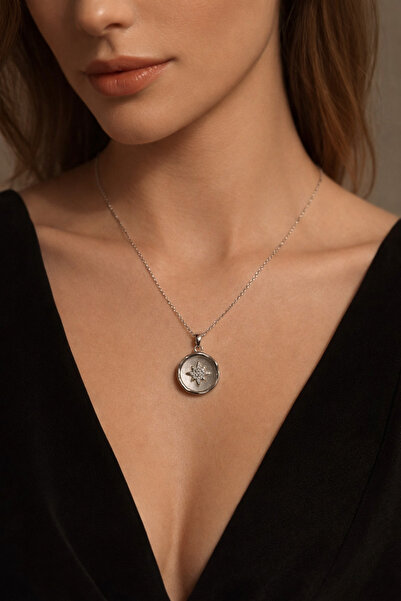 Lanuna قلادة فضية اللون مرصعة بحجر الزركون على شكل نجمة