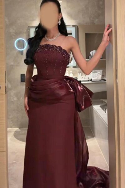 Princess costumes Evening dress in a distinctive burgundy color