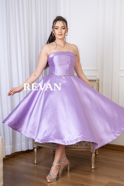 revan A short evening dress with an elegant design and shimmering touches.