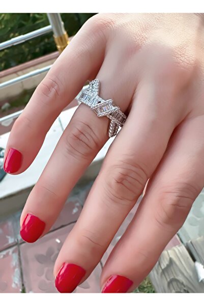 ECEMSEL Eye-Catching Ring with Stylish and Elegant Design