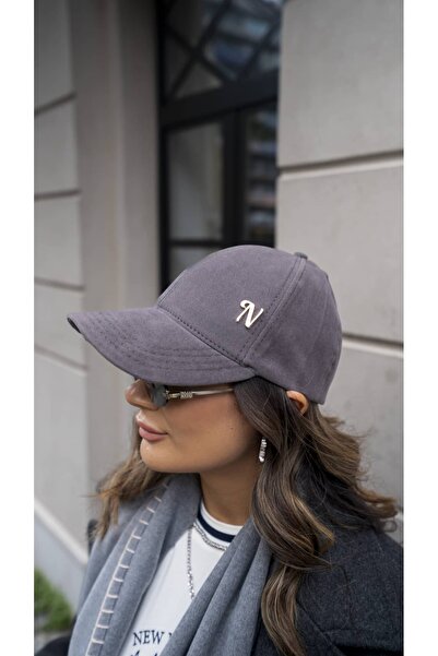 ATELİER TUĞBA ŞPK001 KİŞİYE ÖZEL SÜET ŞAPKA METAL HARF DETAYLI