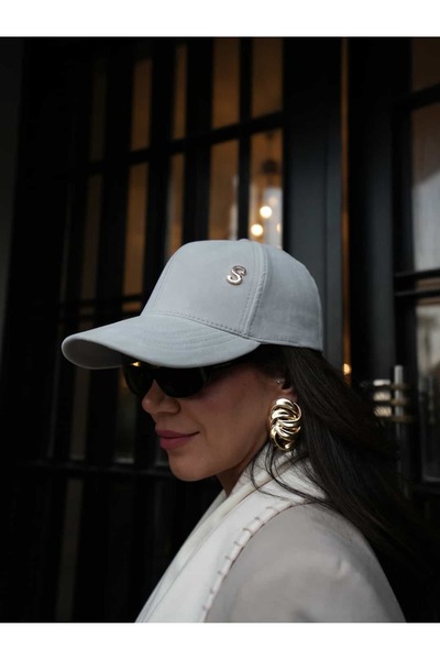 ATELİER TUĞBA ŞPK001 KİŞİYE ÖZEL SÜET ŞAPKA METAL HARF DETAYLI