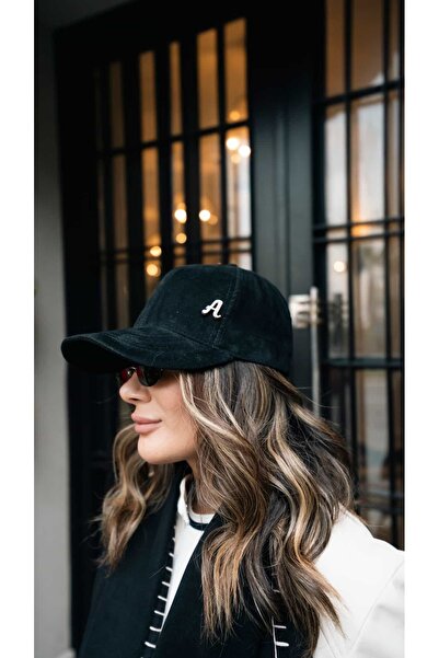 ATELİER TUĞBA ŞPK001 KİŞİYE ÖZEL SÜET ŞAPKA METAL HARF DETAYLI