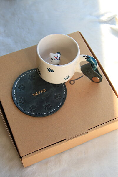 RETROTR İsme Özel El Yapımı Kedi Figürlü Seramik Fincan Seti | Deri Bardak Al...