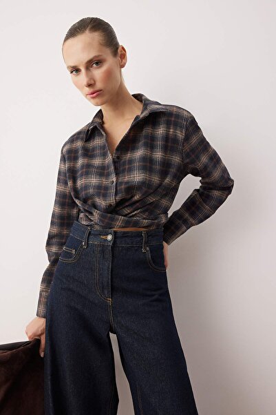 Trendyol Collection Marineblau-Mehrfarbiges kariertes Flanellhemd mit Schnürung am Rücken TWOAW26GO00128