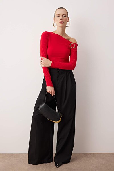 Trendyol Collection Rote, figurbetonte, elastische Strickbluse mit asymmetrischem Ausschnitt und Accessoire-Details TWOAW26BZ00075