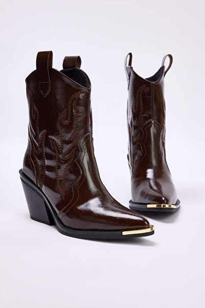 TRENDYOL SHOES Dunkelbraune Hautfarbene Premium-Cowboystiefel für Damen mit Metall-Accessoire-Detail TAKAW26BO00090