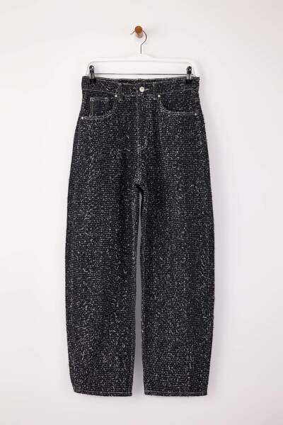 ترينديول كوليكشن جينز فضفاض عالي الخصر من القماش ذو الملمس الأسود TWOSS26JE00057