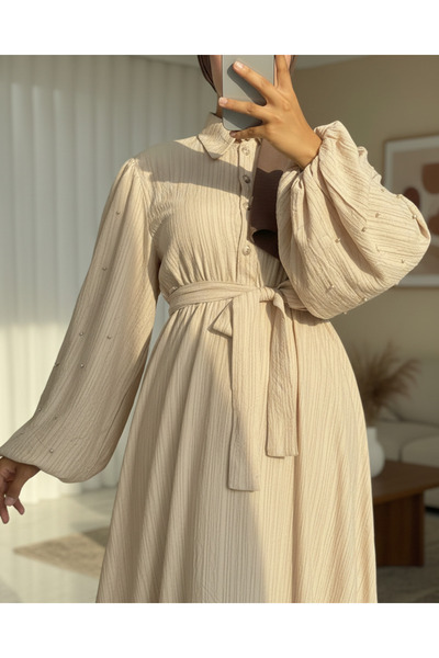 Modamorfo İnci Detaylı Balon Kol Eteği Volanlı Yarım Düğmeli Krınkıl Elbise-Bej