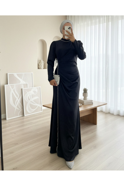 HİJABAYA Βραδινό φόρεμα από σατέν με πέτρινη ρίγα και ντραπέ στη μέση