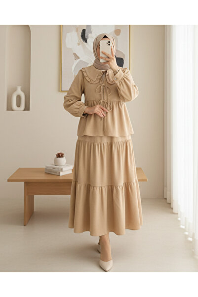 Modamorfo Costum cu dantelă cu detaliu de pliat fustă -Bej