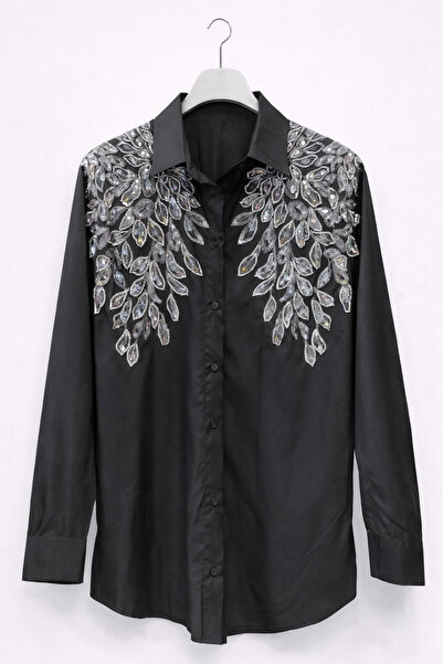 günay boutıque قميص من الساتان الحريري مطرز على الكتف - أسود