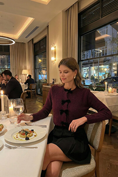 Lela سترة كارديجان فاخرة بقصة عادية وياقة دائرية مع تفاصيل شريطية HIRKA 680HI00105