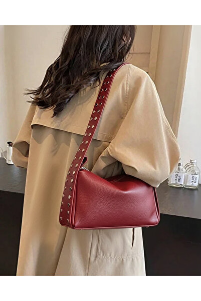 Çanta Trend Дамска чанта от мека кожа в бордо цвят с детайли от капси