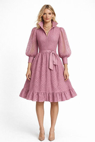 MERT ERKAN فستان قميص متوسط ​​الطول من الدانتيل باللون الوردي مع أكمام بالوني...