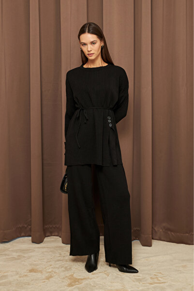 Bipantolon طقم نسائي مكون من قطعتين، سترة تريكو وبنطلون، باللون الأسود، بتفاصيل أزرار وربطة خصر، موديل قماش مجدّل