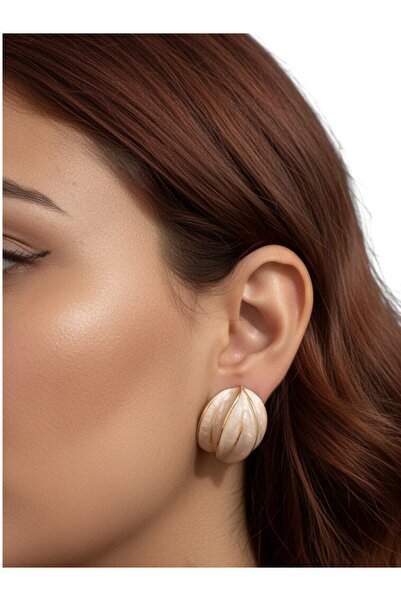 MODAMİRA AKSESUAR تصميم ذهبي على شكل فراولة مع خطوط هندسية ذهبية اللون |   أق...