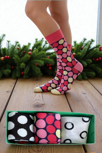 Esinti 3 perechi de șosete lungi în cutie cu model cu buline colorate