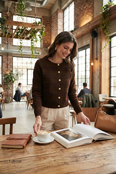 Lela سترة تريكو متميزة ذات قصة عادية وياقة دائرية وأزرار HIRKA 680HI00337