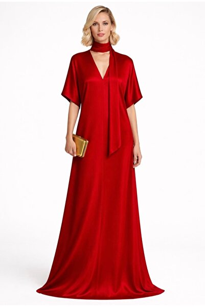 MERT ERKAN فستان طويل من الساتان بأكمام كيمونو على شكل حرف A مع تفاصيل شال