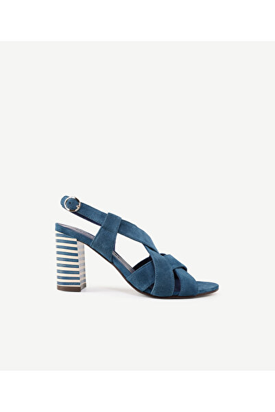 Yargıcı Çapraz Bantlı Deri Topuklu Sandalet