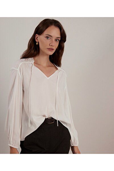 Yargıcı Önü Bağlamalı Bluz