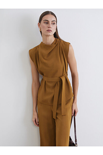 LC Waikiki بلوزة بيك الجديدة للموسم بياقة متدلية ورباط مطاطي